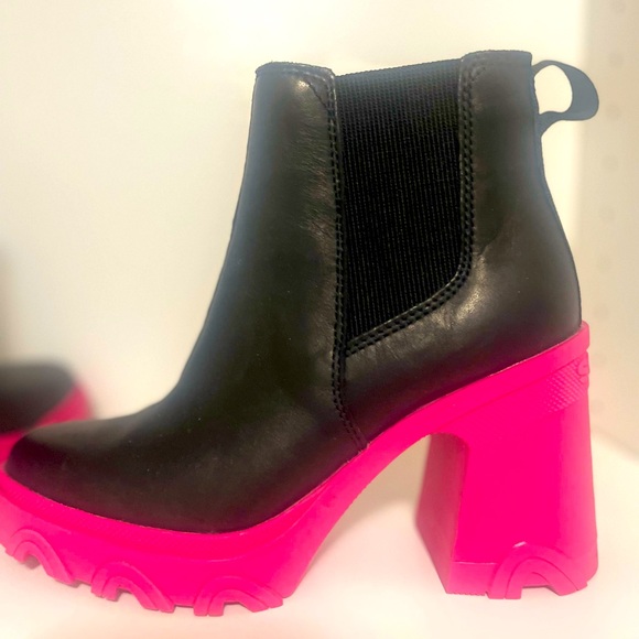 Gently used Sorel boots - Picture 2 of 4